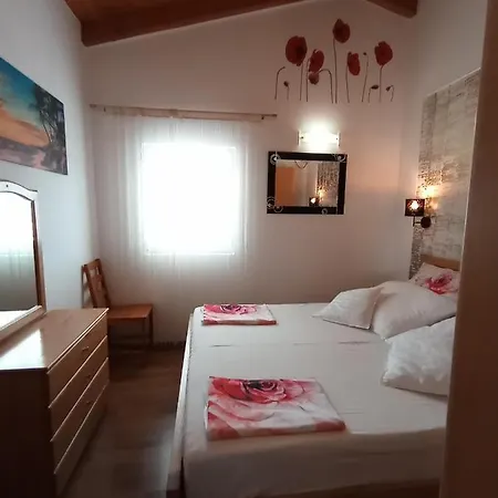 2 Ivankovic * Stari Grad (Hvar)